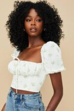 衣類 House of CB arianna アイボリー フローラル パフスリーブ クロップド トップ 0N8J742 - Image 8