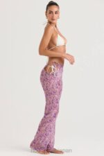 衣類 House of CB ケアラ バイオレット フローラル カットアウト パンツ 0N8J929 - Image 4