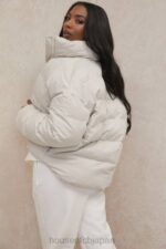 衣類 House of CB ヒーロー アイボリー オーバーサイズ C シェイプ パファー ジャケット 0N8J1046 - Image 18