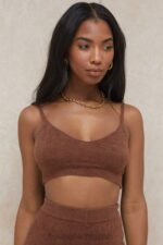衣類 House of CB ローナチョコレートふわふわニットクロップトップ 0N8J778 - Image 17
