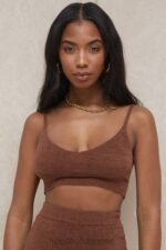 衣類 House of CB ローナチョコレートふわふわニットクロップトップ 0N8J778 - Image 19