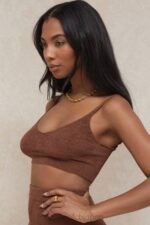 衣類 House of CB ローナチョコレートふわふわニットクロップトップ 0N8J778 - Image 22