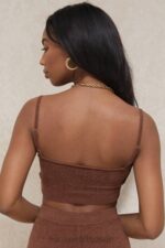 衣類 House of CB ローナチョコレートふわふわニットクロップトップ 0N8J778 - Image 4